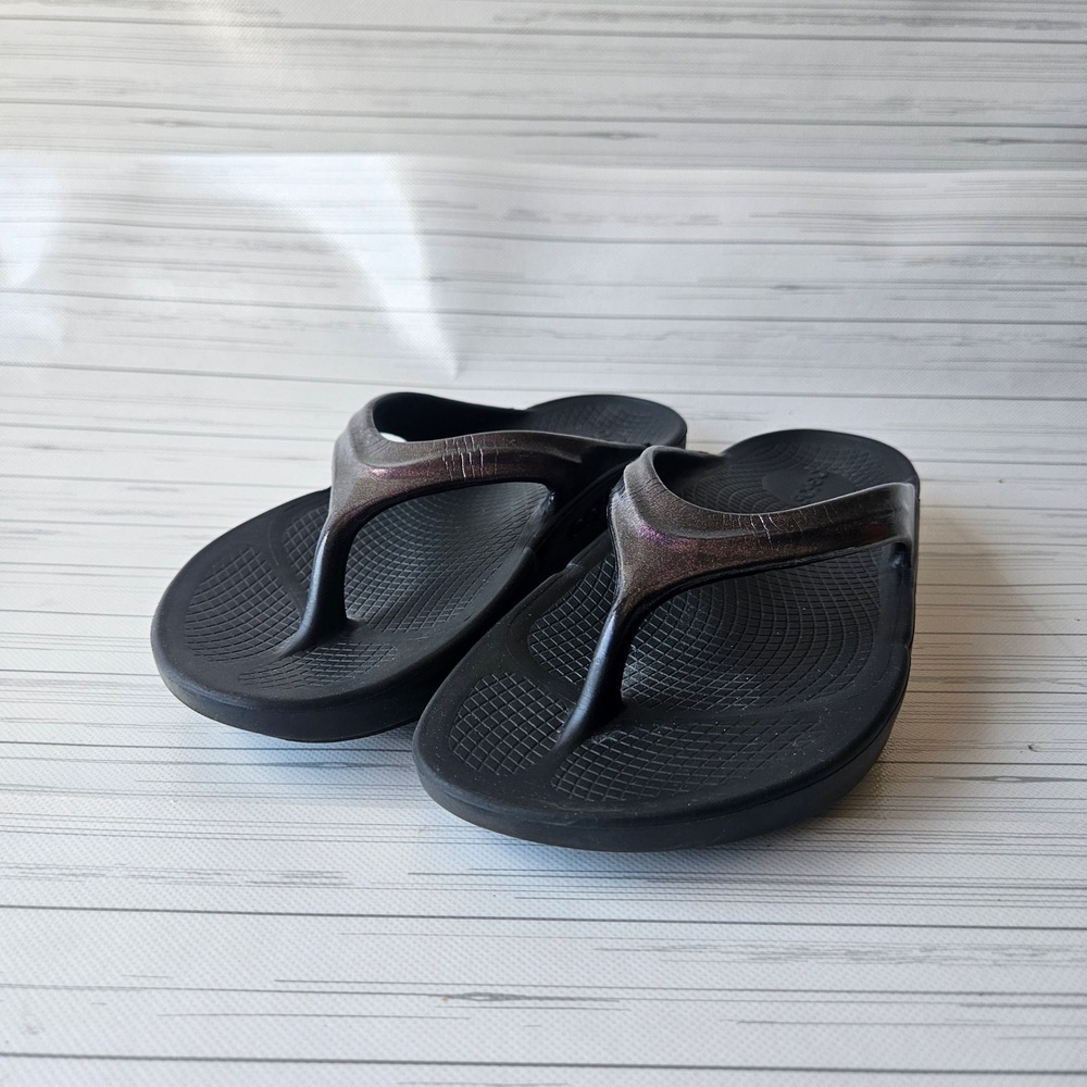 OOFOS OOlala Recovery Sandals Women 7 Black Iridescent Metallic Flip Flops